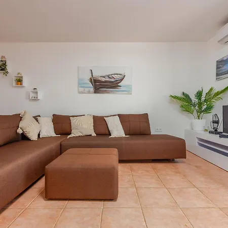 2 Bedroom Amazing In Smokvica