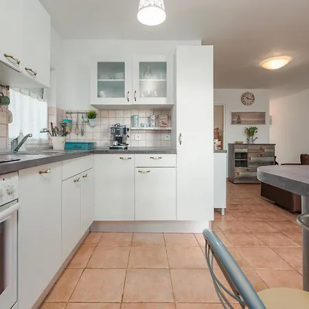 2 Bedroom Amazing In Smokvica Apartment