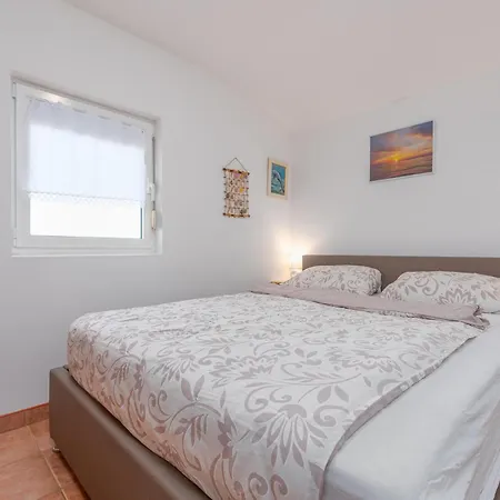 2 Bedroom Amazing In Smokvica Apartment *